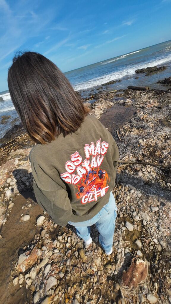 chica con una sudadera