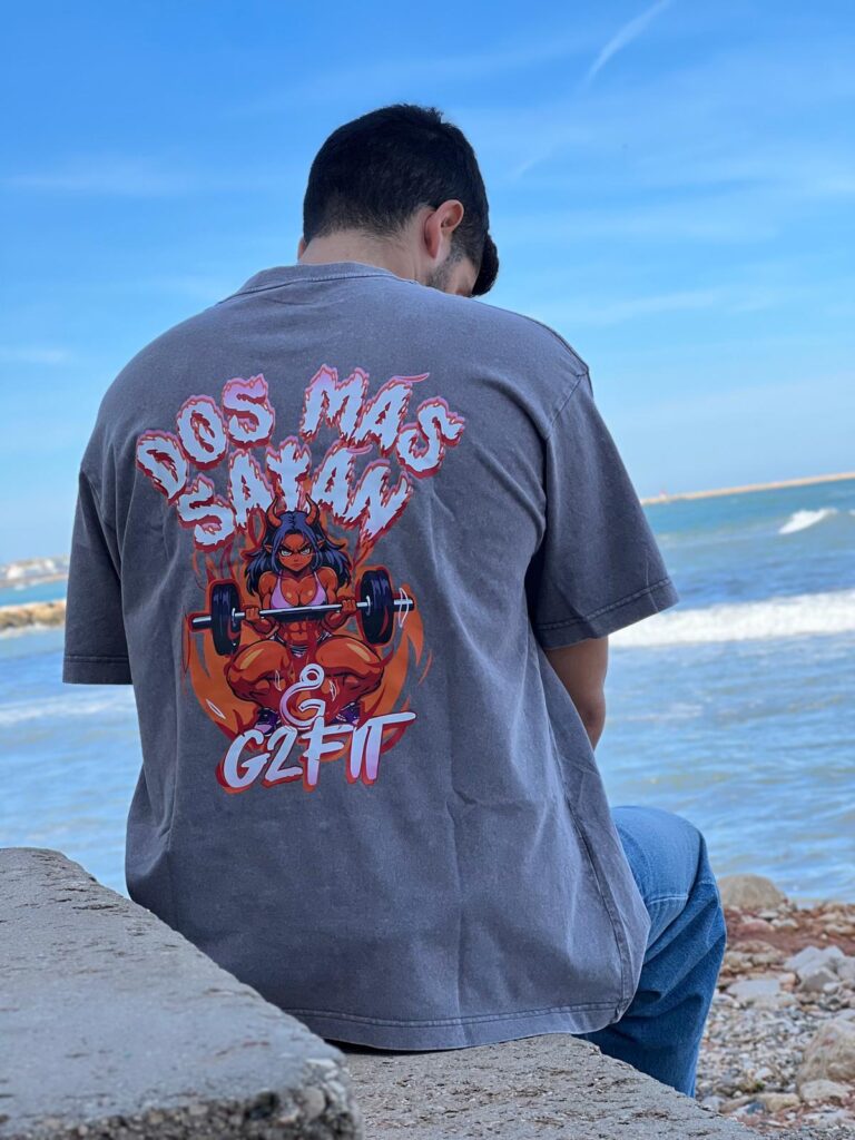 chico con camiseta