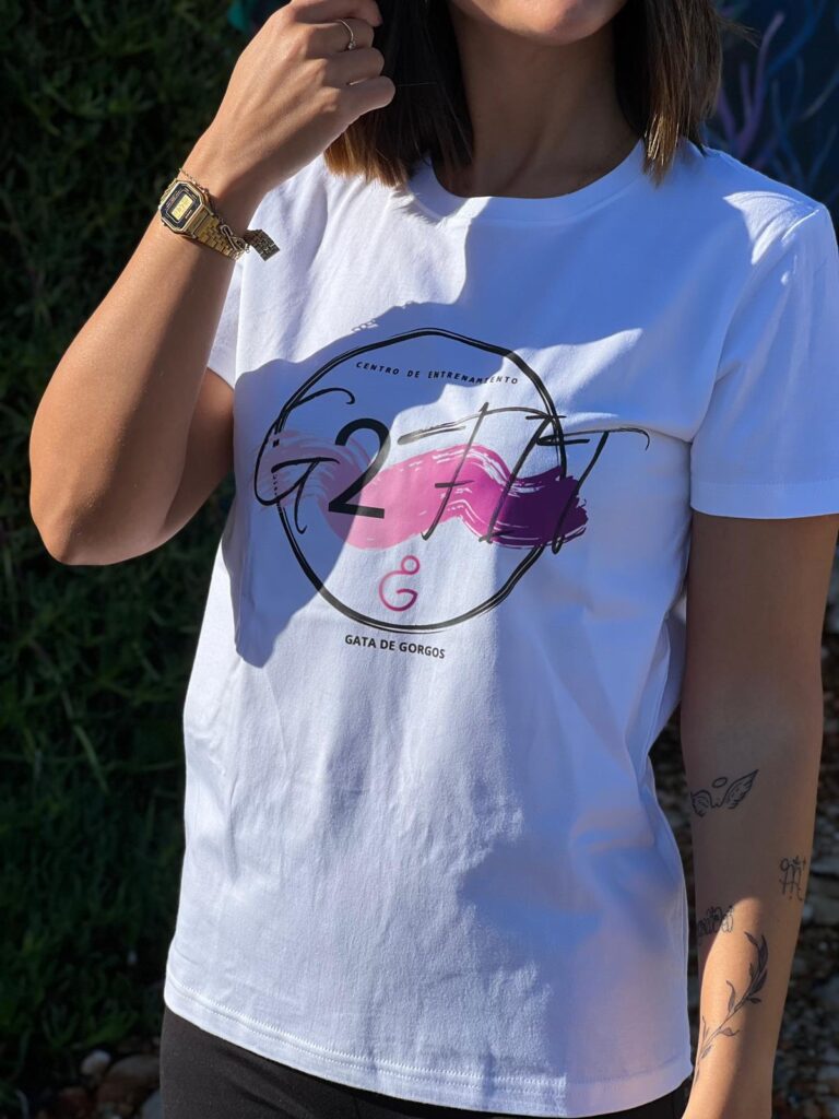 chica con camiseta