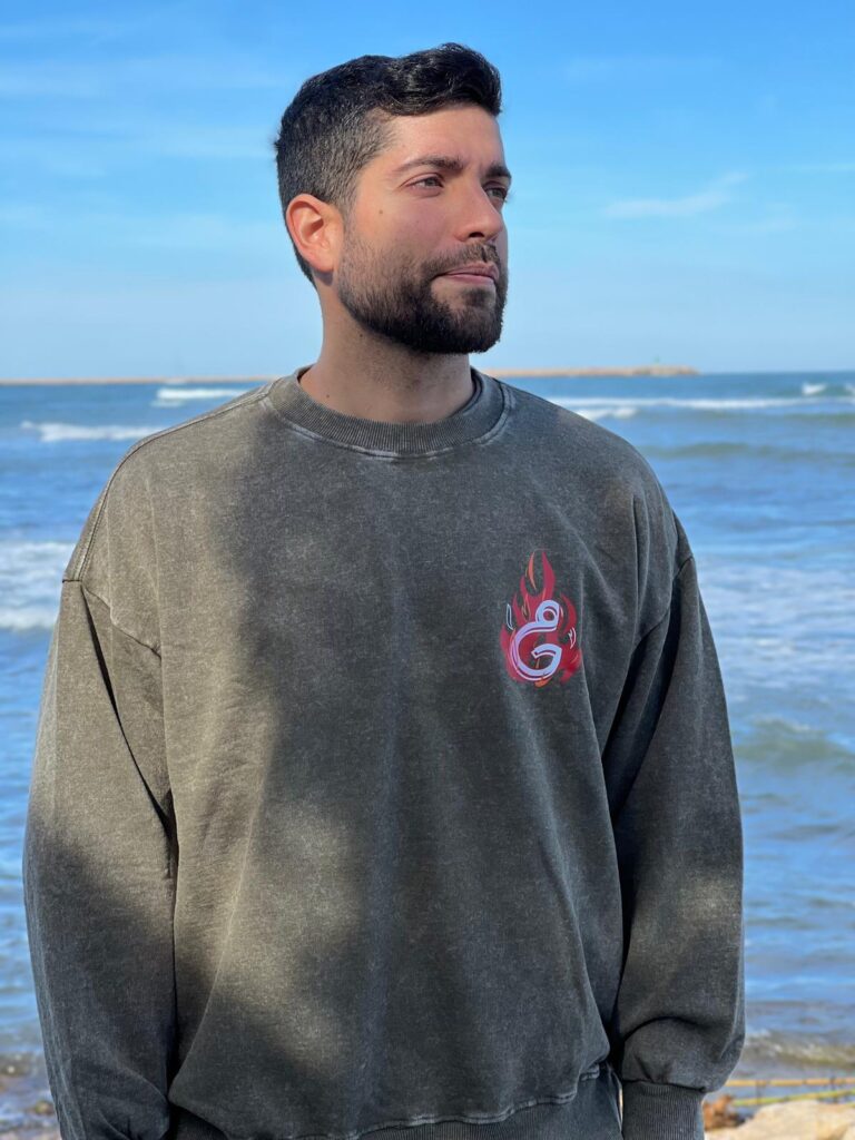 chico con una sudadera