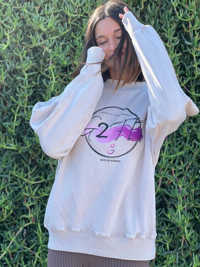 chica con una sudadera